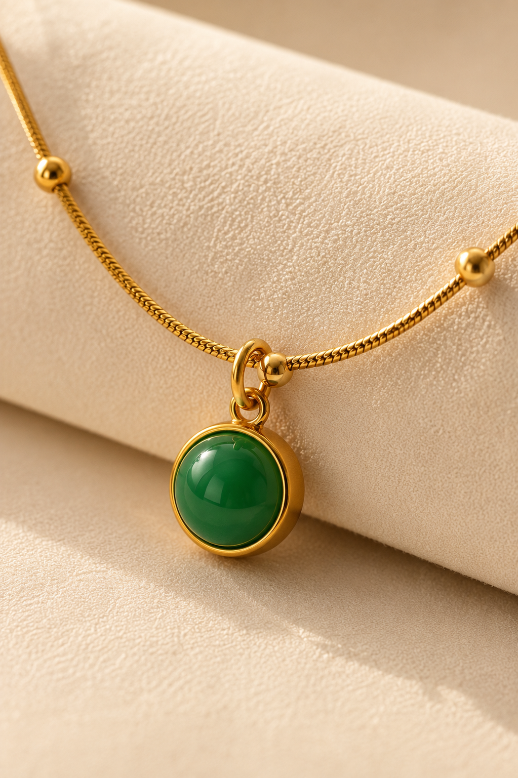 Collier Doré Riviera Émeraude — SOLEYNA
