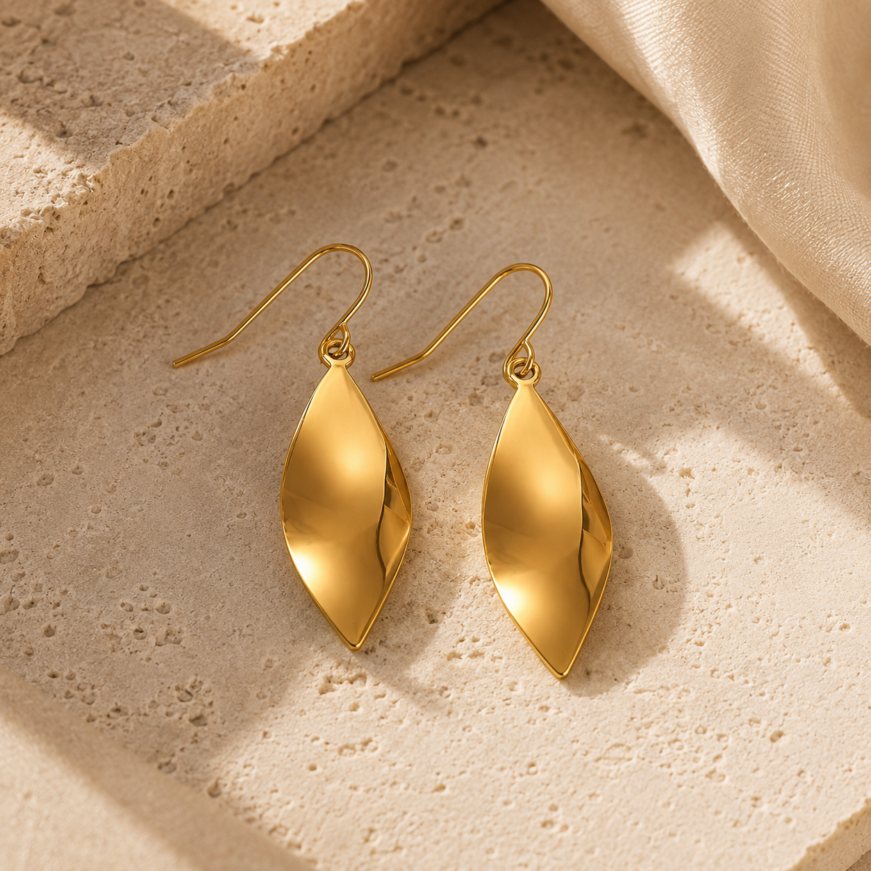 Boucles d’Oreilles Dorées LYA — SOLEYNA